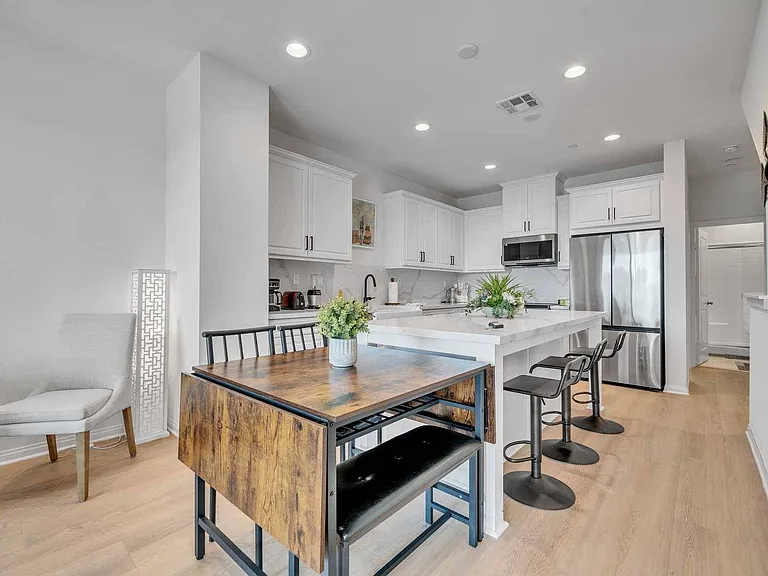 527 W Victor Ave — Photo 3