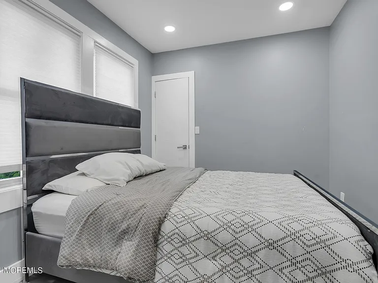 325 Roosevelt Ave — Photo 12