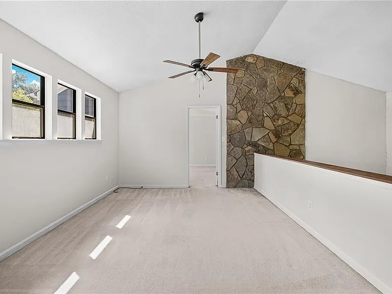 990 Chapman Ln — Photo 11