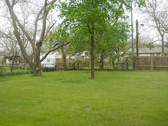 5th image of 396 Hickory St