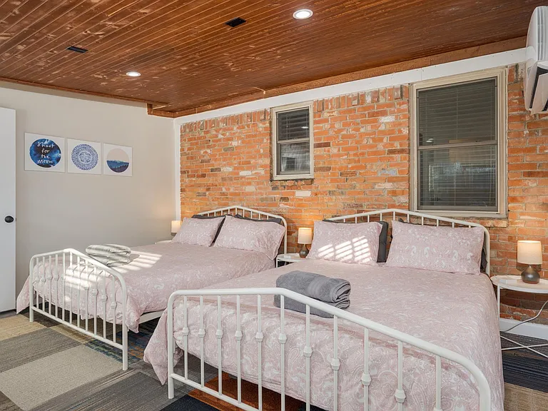7809 Claremont Dr — Photo 23