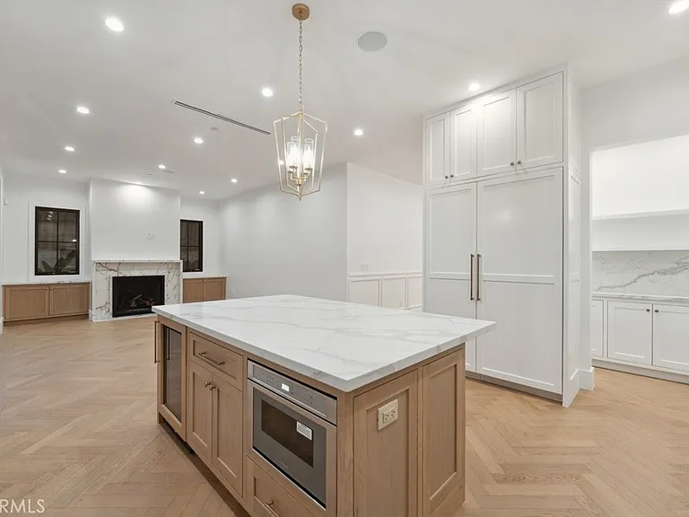4539 Longridge Ave — Photo 10