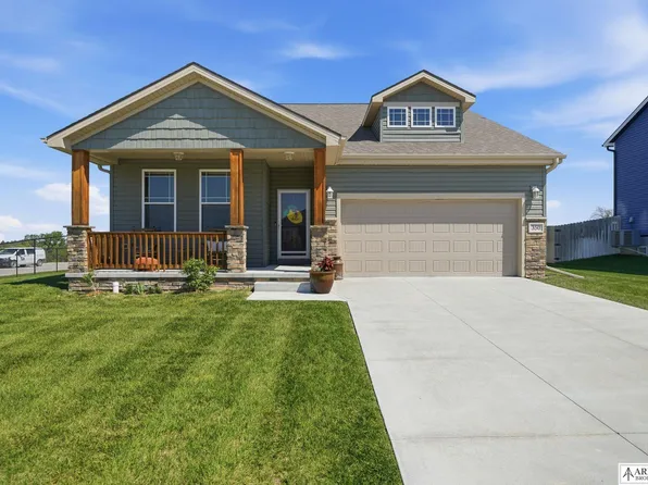 350 Kristi Ln, Hickman, NE 68372