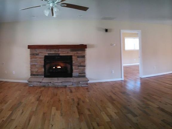LR entrance to fireplace