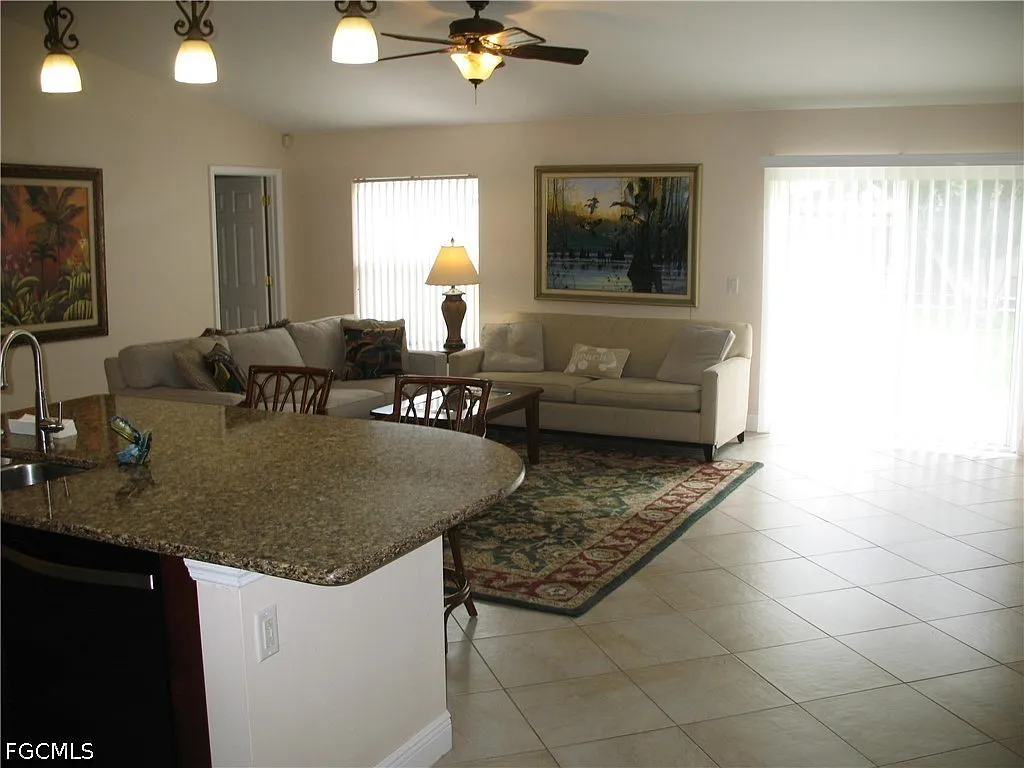 4 bed, 2.0 bath, 1993 sqft, $2,200 — Photo 4