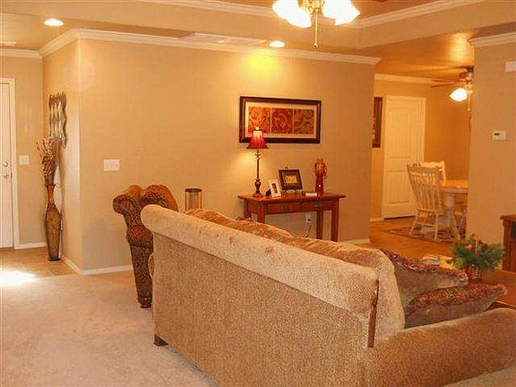 5th image of 810 E Lauren Ln