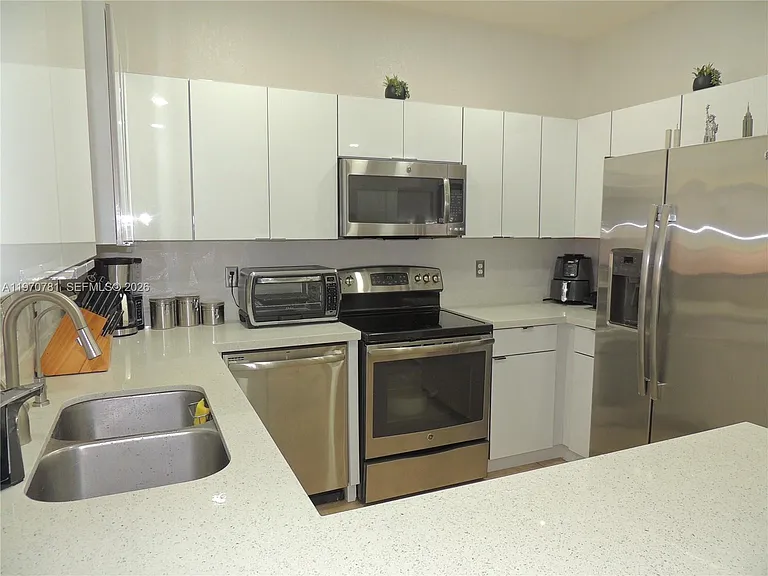 11301 NW 88th Ter — Photo 10
