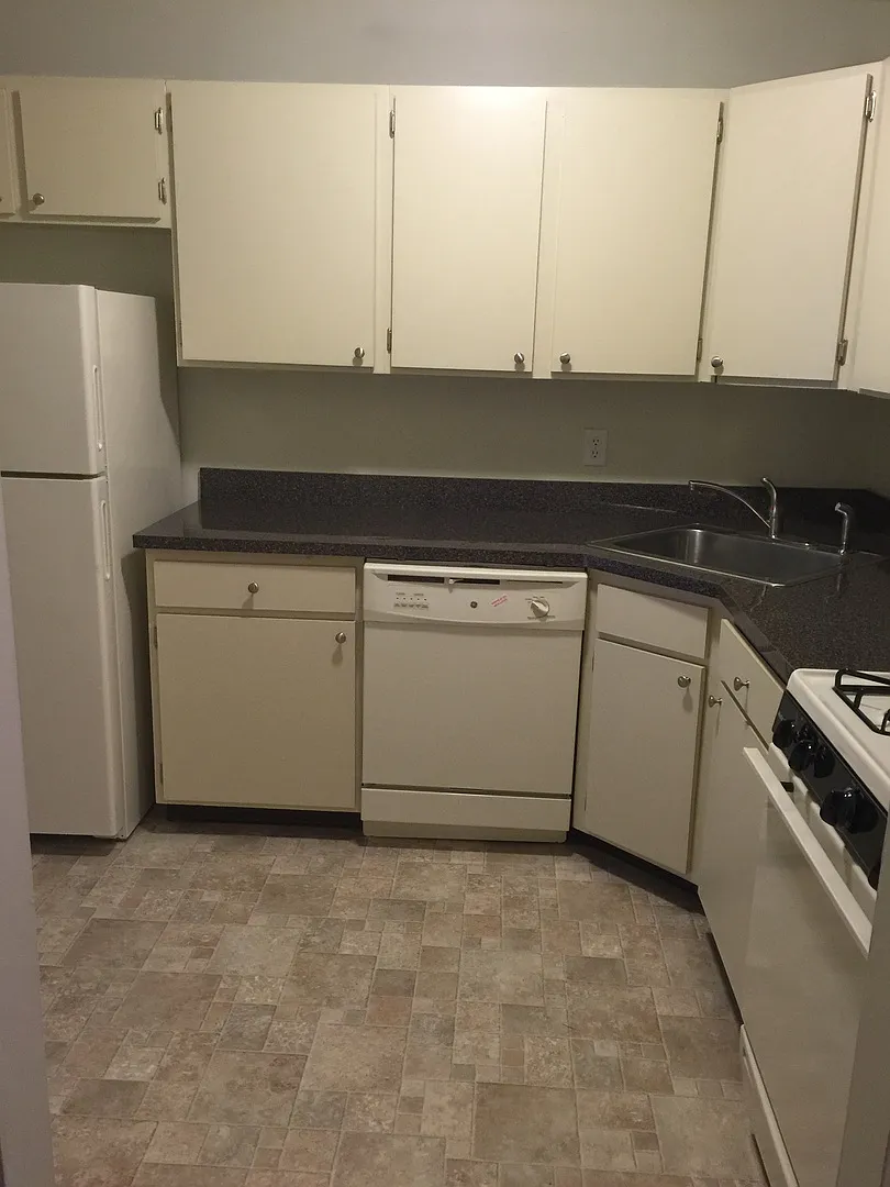 Hilltop Terrace Apartments — Photo 2