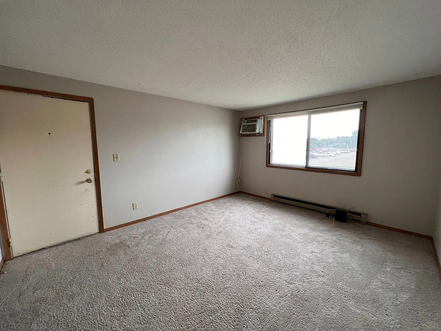 Spacious 2 bedroom 1 bath on Benton Dr. in Iowa City! — Photo 2