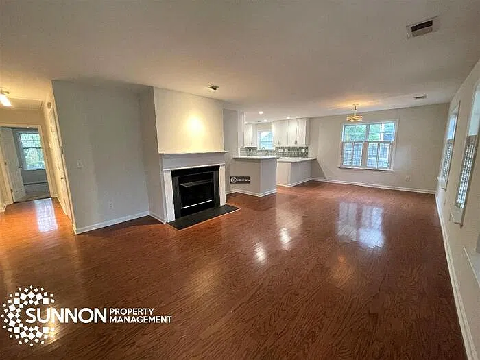 3 bed, 2.0 bath, 1428 sqft, $2,900 — Photo 3