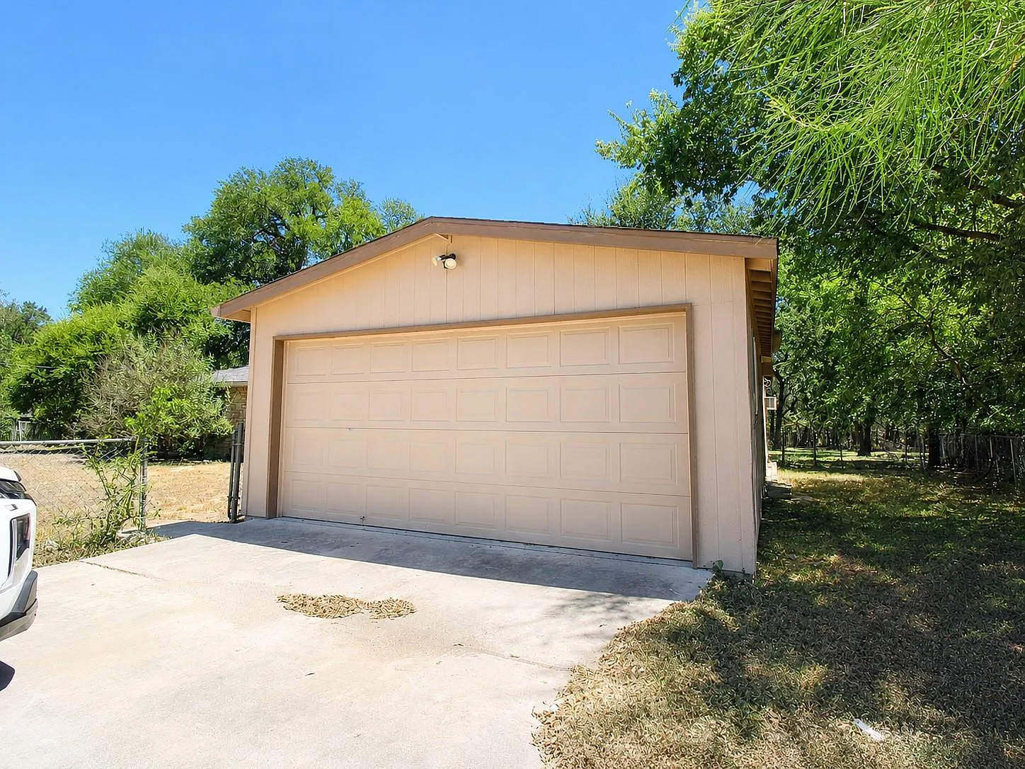 4 bed, 2.0 bath, 1723 sqft, $2,300 — Photo 3