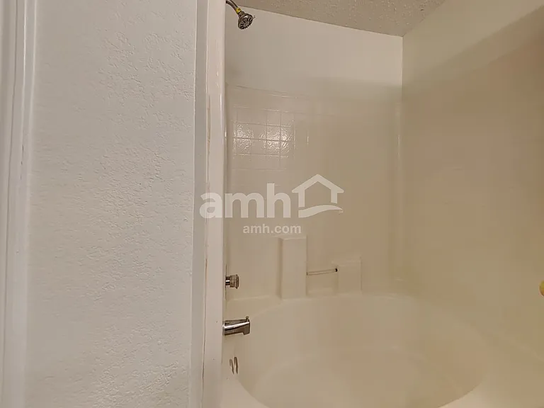 6040 Crescenzio Dr — Photo 12