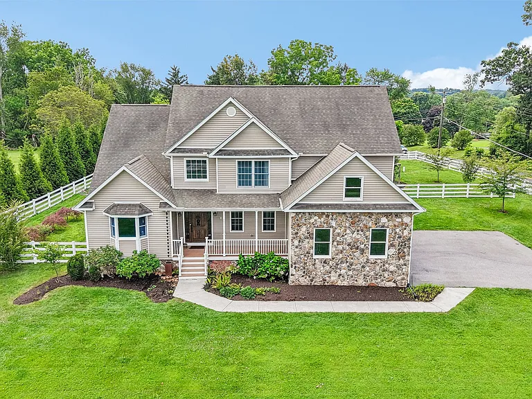 1097 Underwood Rd — Photo 3