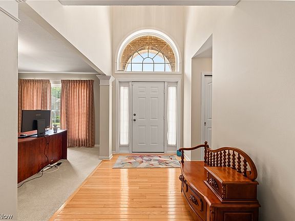 4th image of 275 Lexington Cir