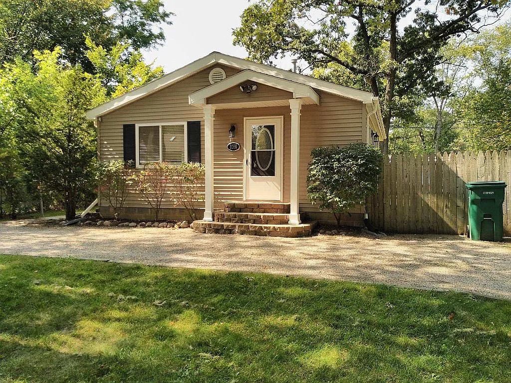 3160 Chenoa St photo 1