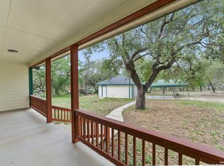 163 Montesito Ln, Floresville, TX 78114