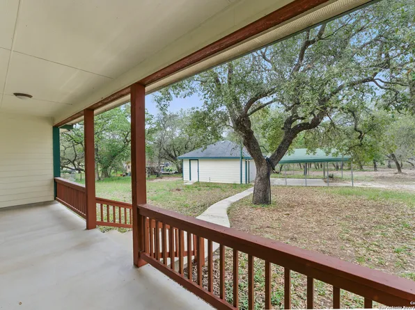 163 Montesito, Floresville, TX 78114