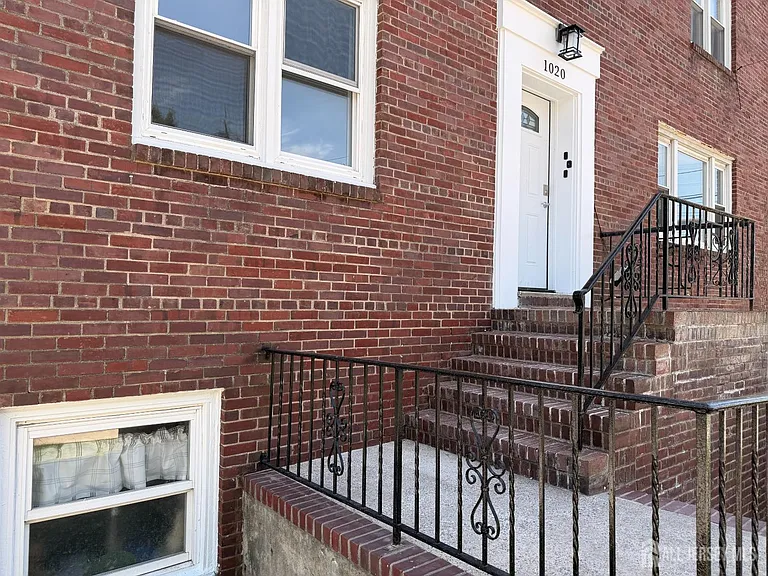 1020 Raritan Ave — Photo 4