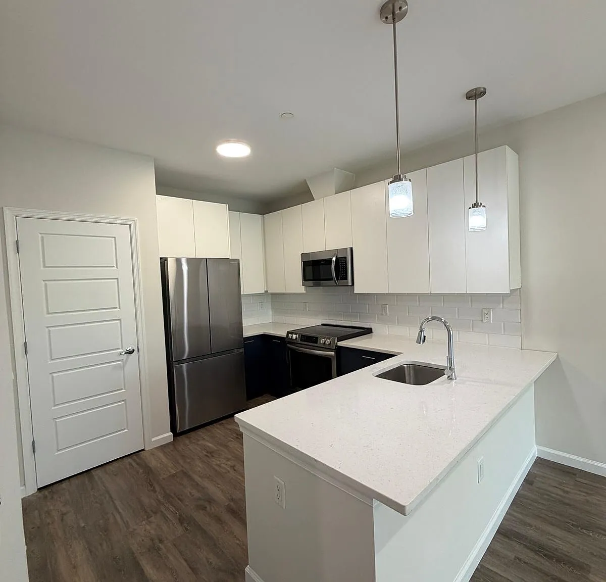 2 bed, $2,700 — Photo 1