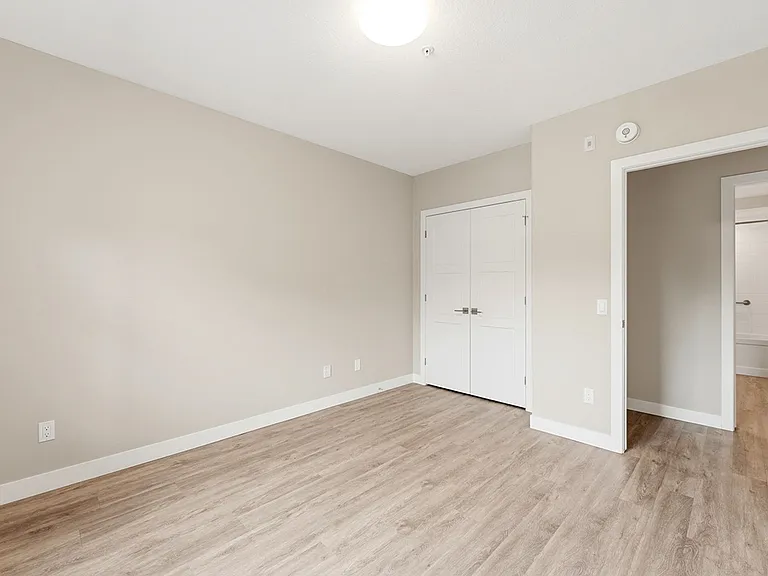 105 Oxford St — Photo 16