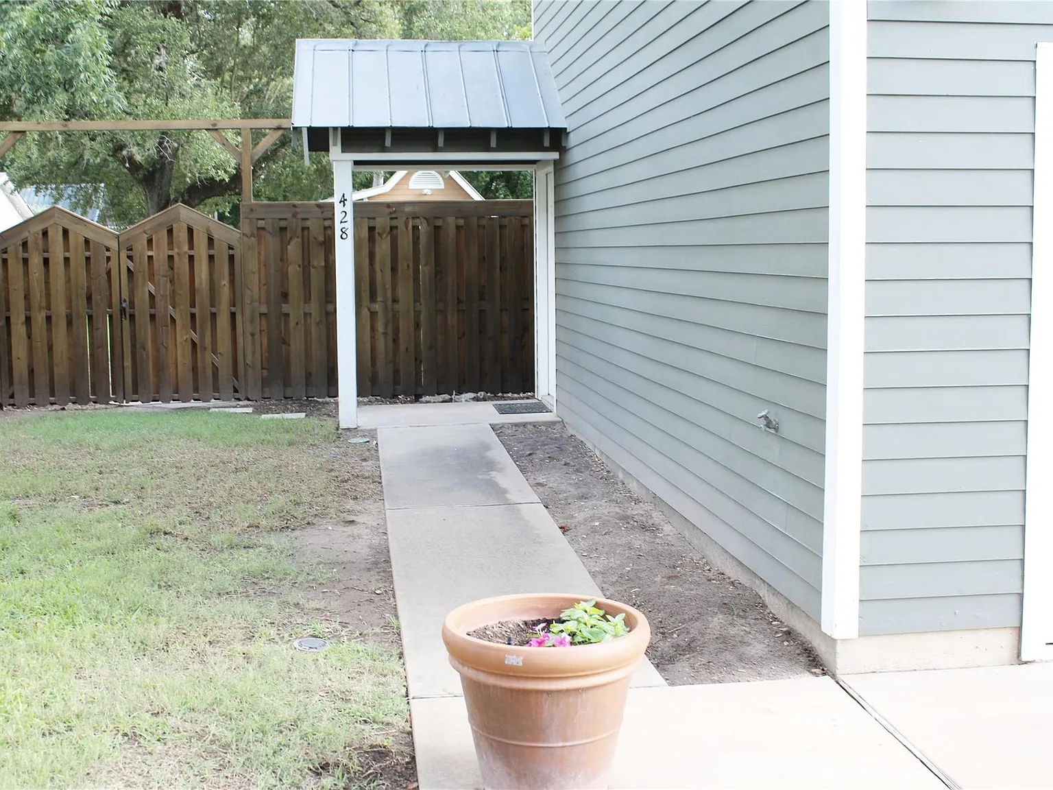 1 bed, 1.0 bath, 600 sqft, $1,100 — Photo 2
