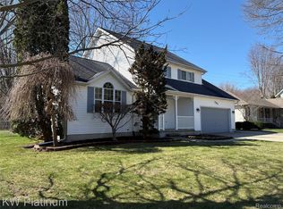 285 Hemlock Ln, Marysville, MI