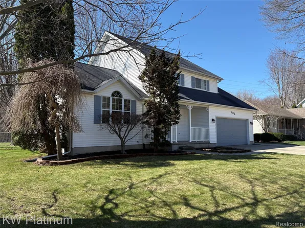 285 Hemlock Ln, Marysville, MI 48040