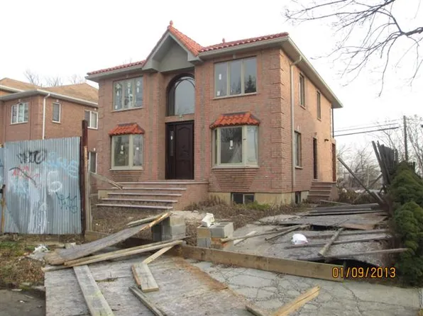 2381 207th St, Bayside, NY 11360