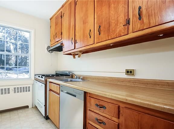 Enjoy your good size galley kitchen.