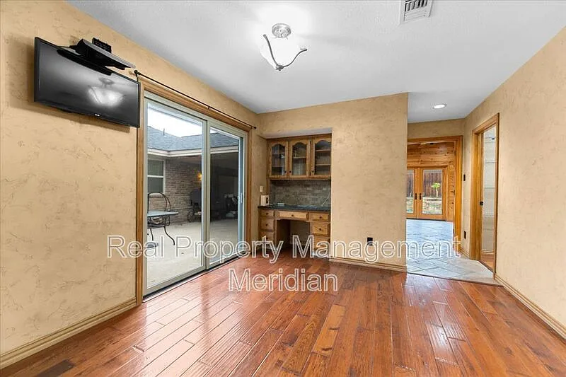 4 bed, 2.5 bath, 2528 sqft, $3,875 — Photo 4