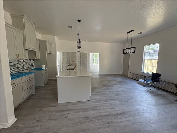 4th image of 2405 Southside Dr