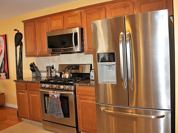 Kitchen w oak cabinetry