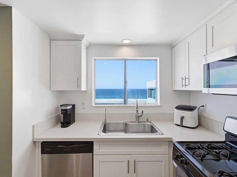 3105 Ocean Dr — Photo 10