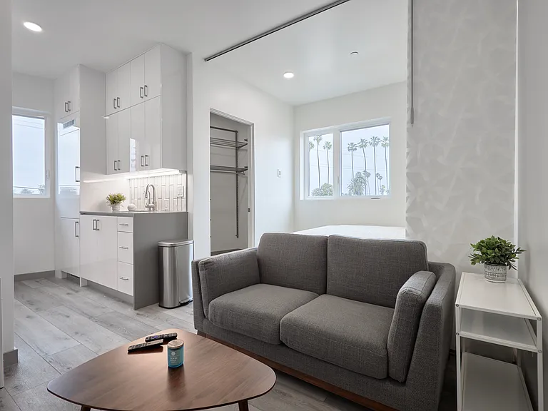 2929 S La Brea Ave — Photo 31