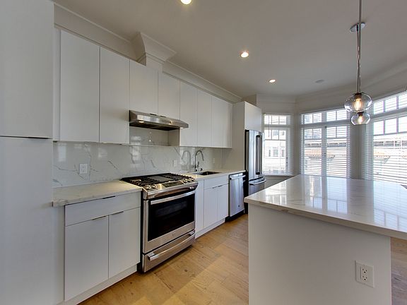 2nd image of 1305 Lombard St #6