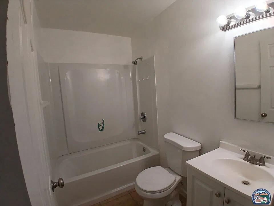 2 bed, 1.0 bath, 3000 sqft, $1,100 — Photo 2