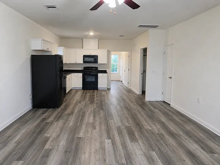 4 bed, 2.0 bath, 1400 sqft, $1,601 — Photo 3