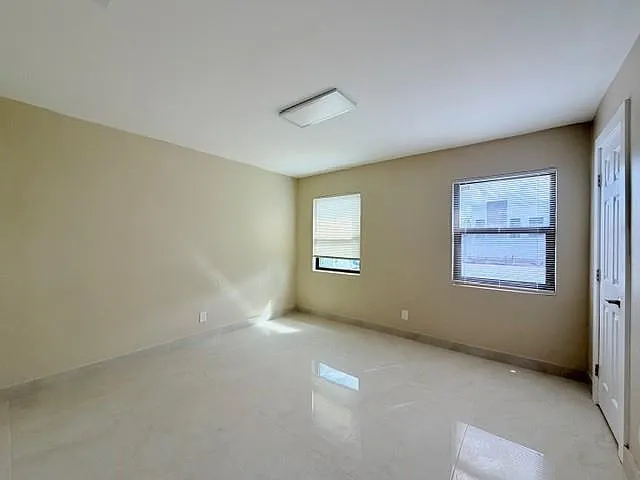 53 NE 16th Pl — Photo 8