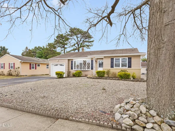 19 Bennington Drive, Toms River, NJ 08757