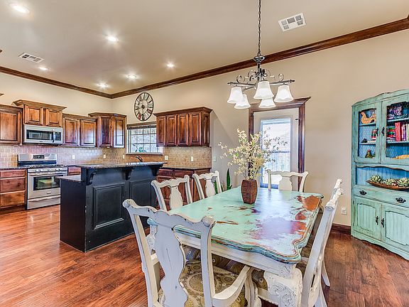 Beautiful Kitchen / Dining