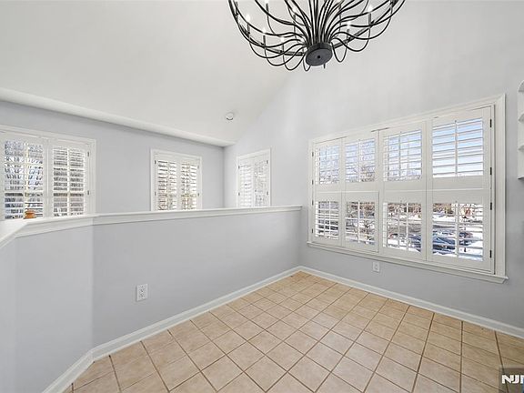 5th image of 36 Woods Edge Rd