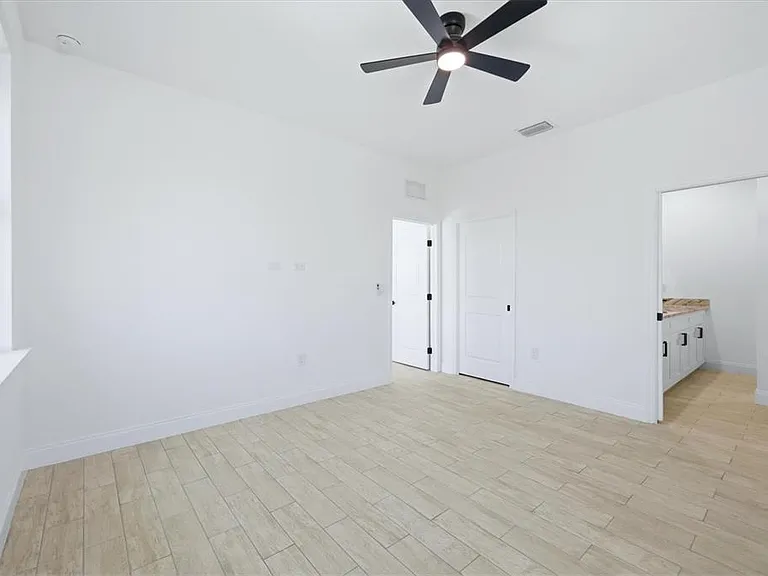 8 Bank Ct — Photo 12