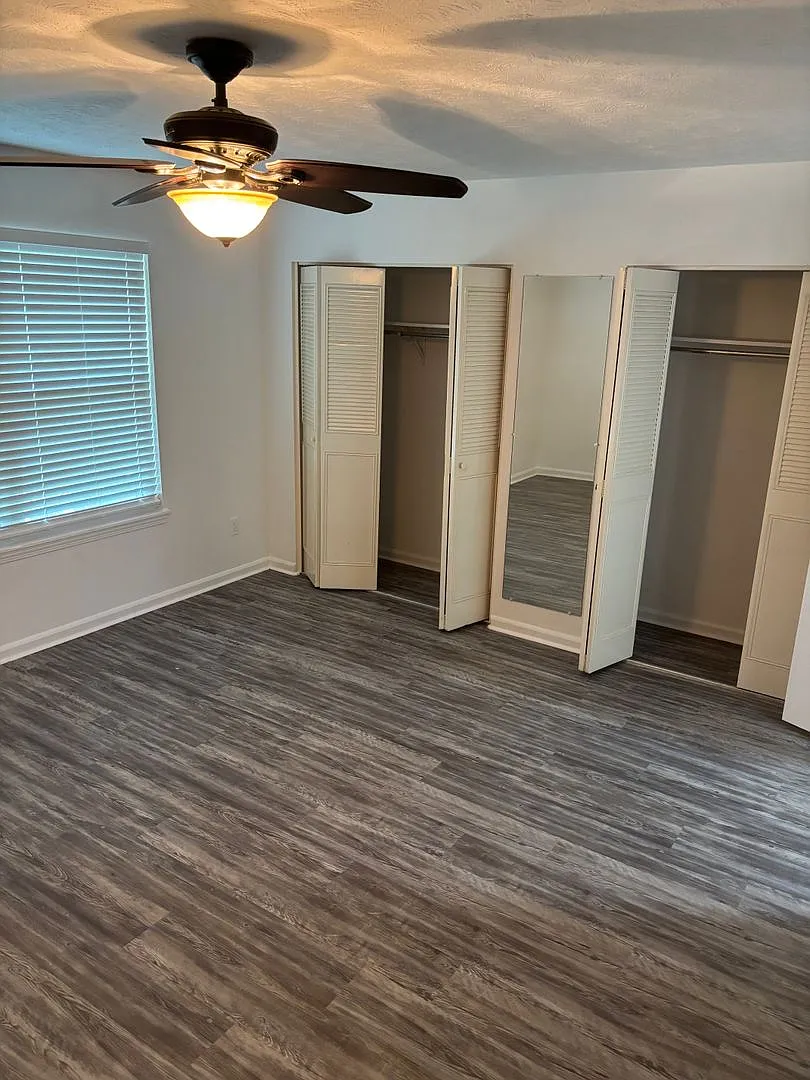 Newly renovated Three Bedroom Townhouse — Photo 3