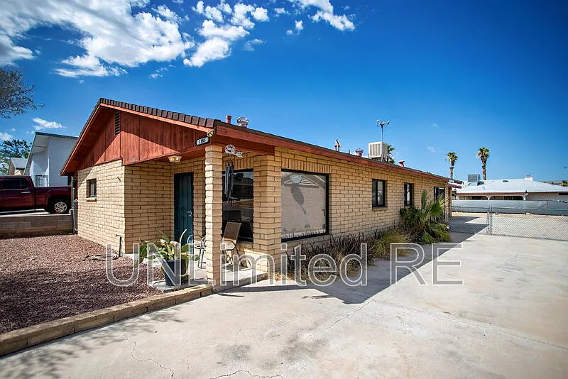 4 bed, 2.0 bath, 1446 sqft, $2,000 — Photo 2