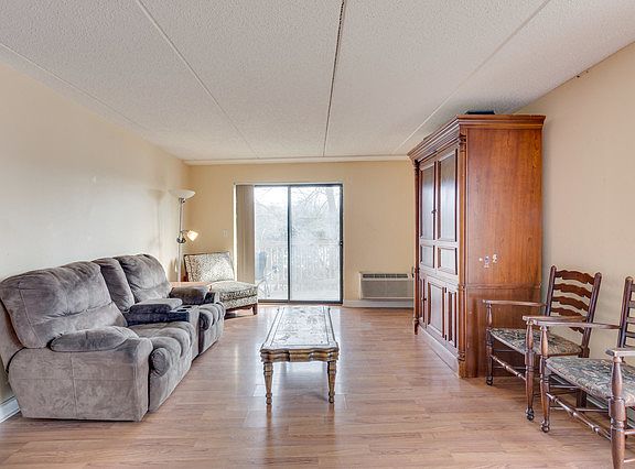 3rd image of 1700 Wedgewood Dr APT 217