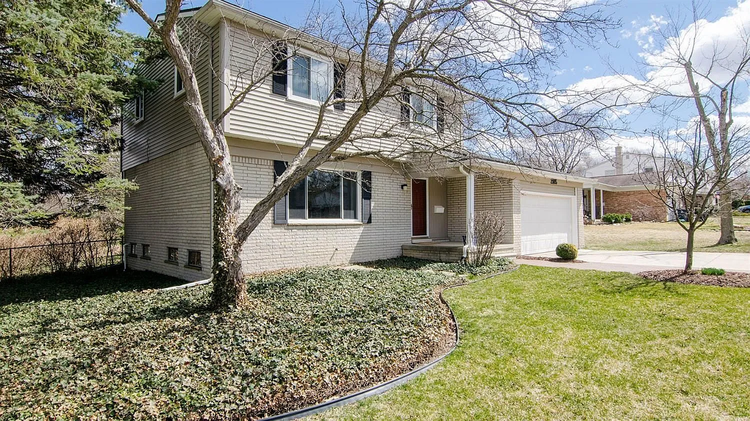 2185 Churchill Dr photo 1