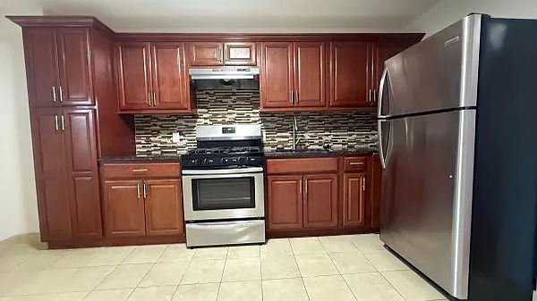 3 bed, 1100 sqft, $3,000 — Photo 3
