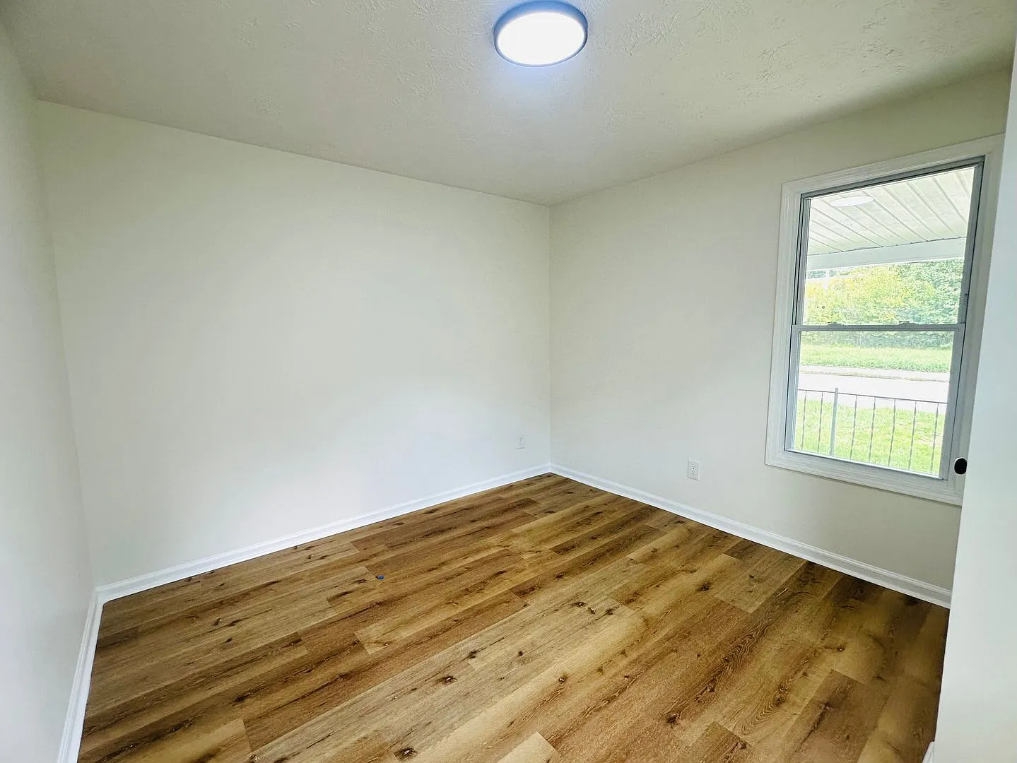 Convenient 2 BR / 1 BA Duplex Unit with Shared Front Porch — Photo 4