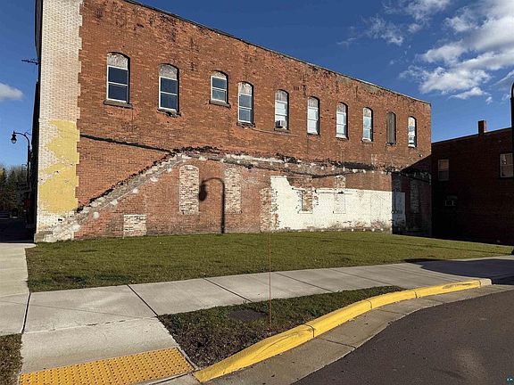 2nd image of 100 Main St S