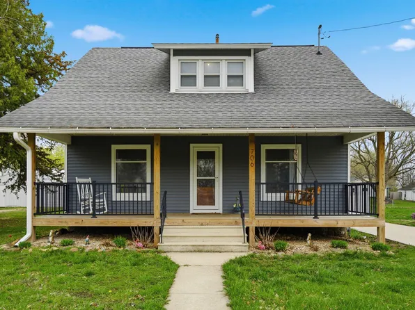 706 5th St NE, Independence, IA 50644